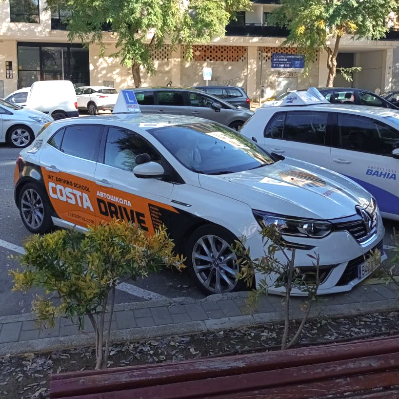 Учебный автомобиль Renault автошколы Costa Drive