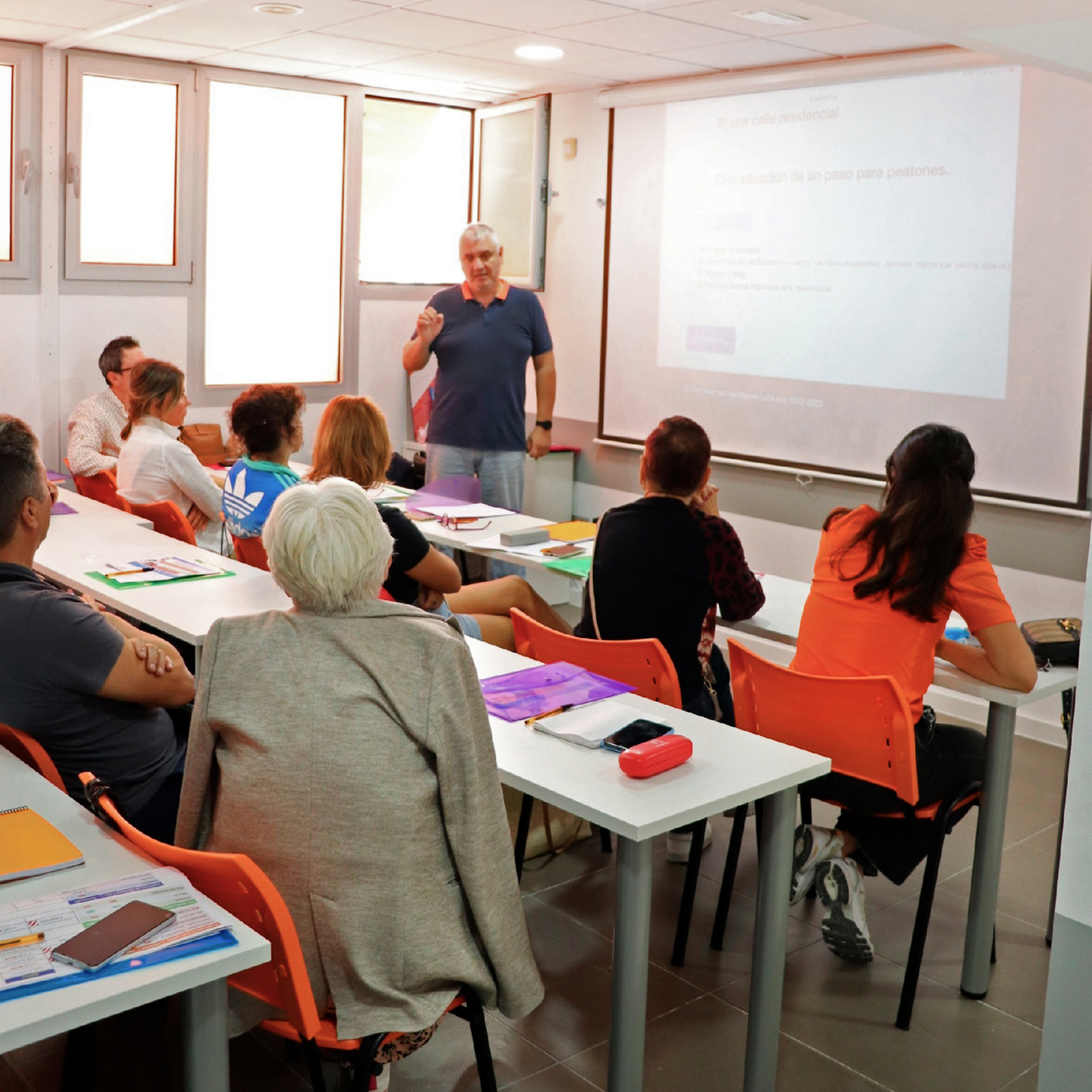 Учебный класс автошколы в Бенидорме